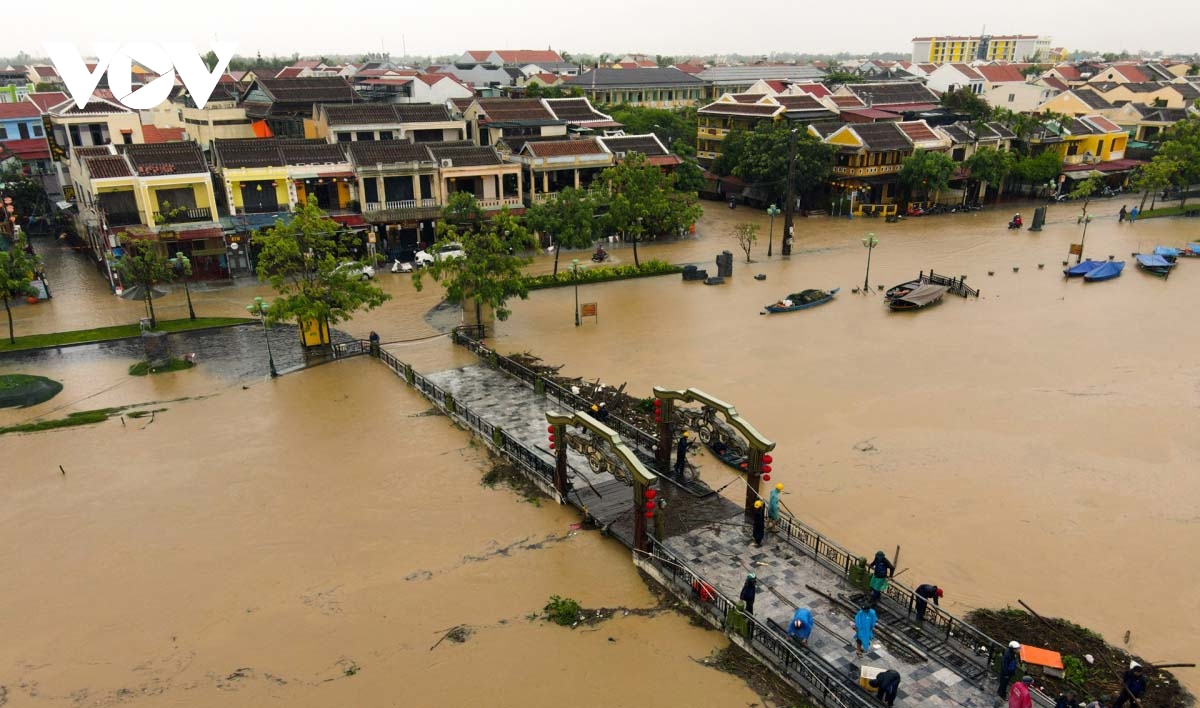 PM says people’s safety a priority as central Vietnam devastated by floods